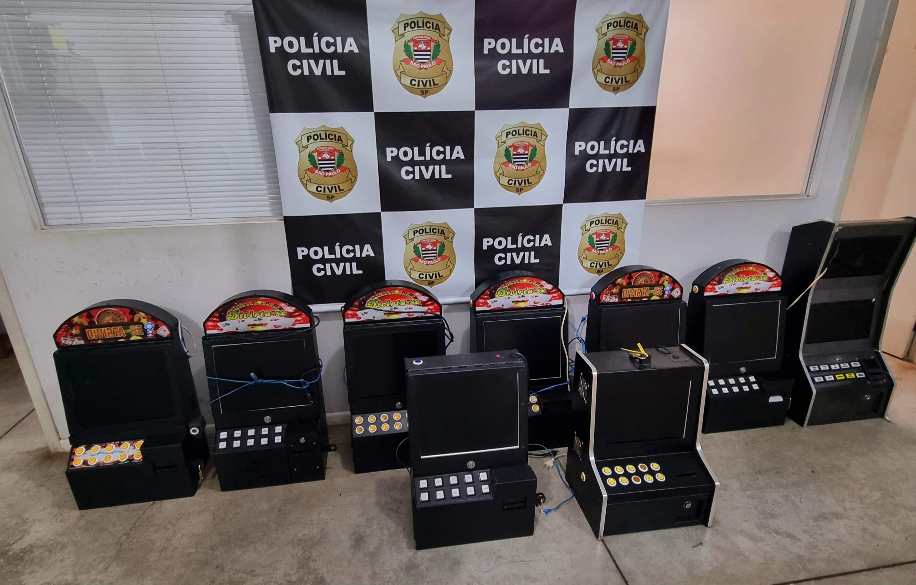 Nove máquinas de caça-níquel foram apreendidas em imóvel no Centro de Bauru. Foto: Polícia Civil/Divulgação