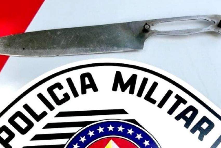 A faca foi apreendida pela Polícia Militar.