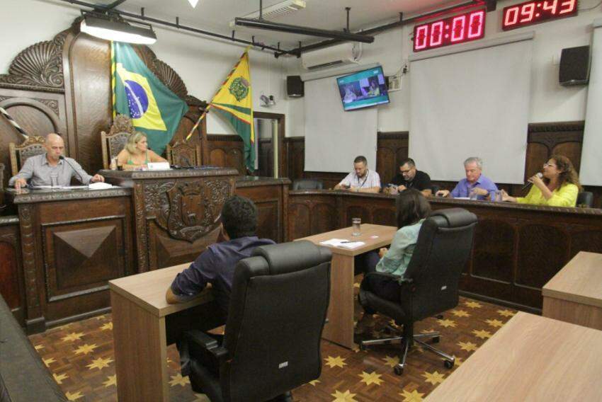 Ao fundo, Coronel Meira (União Brasil) e Iara Costa (Podemos) durante reunião na semana passada