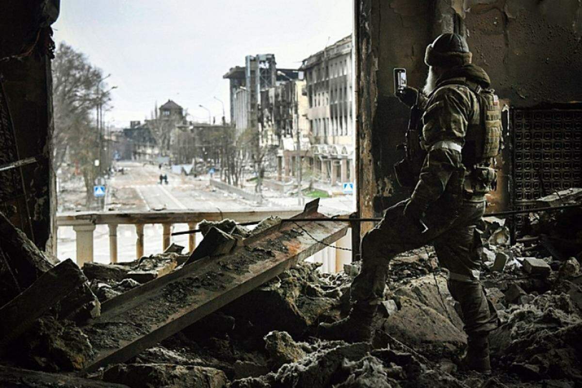 Soldado em área atacada na Ucrânia