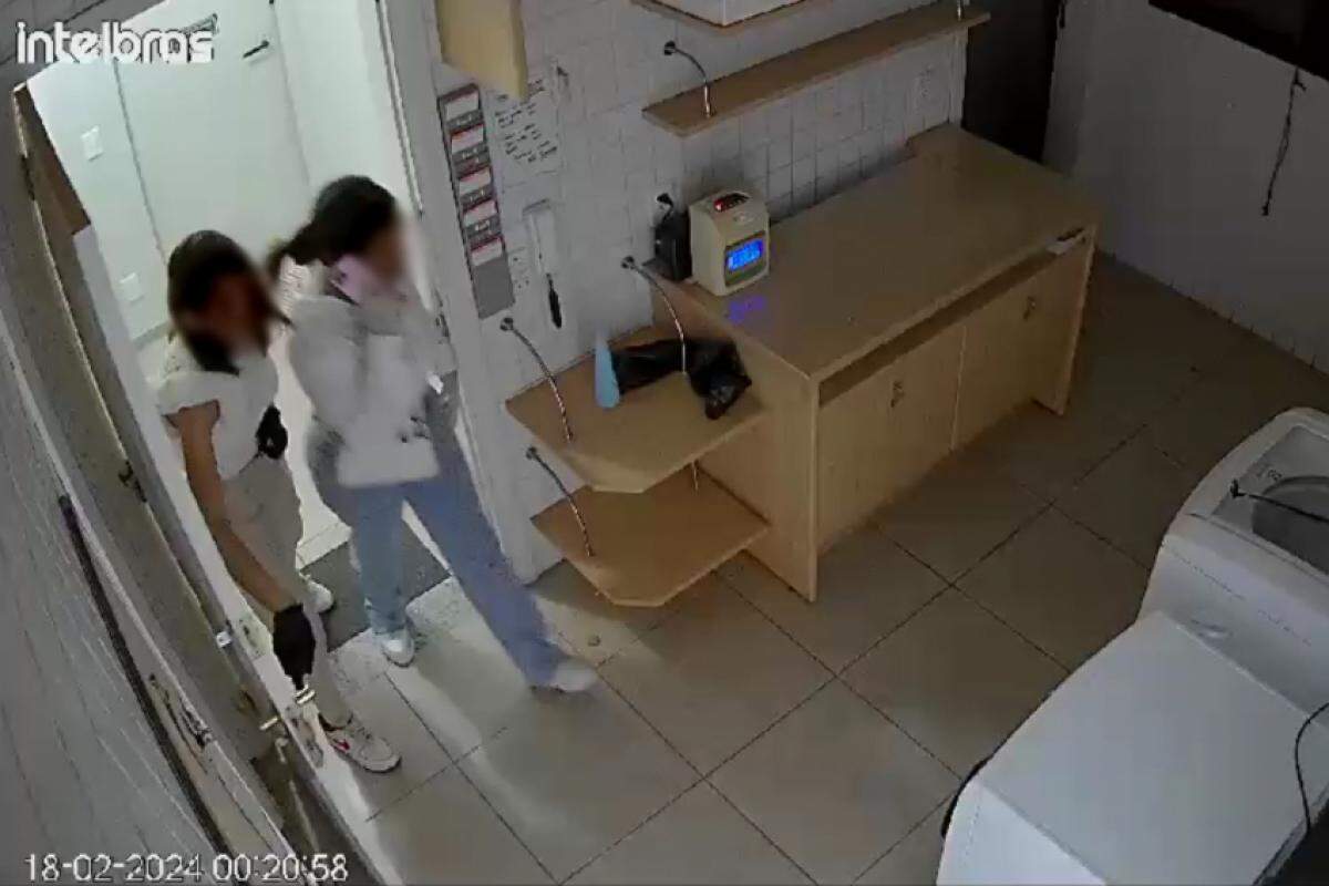 Invasão da dupla foi registrada por câmeras de segurança do apartamento