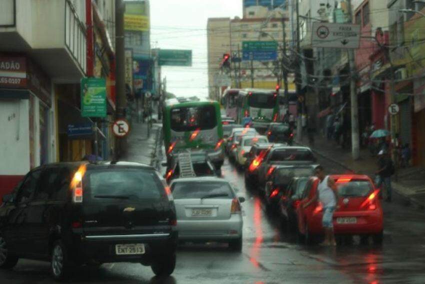 Avenida Benjamim Constant, no Centro, em dia chuvoso 