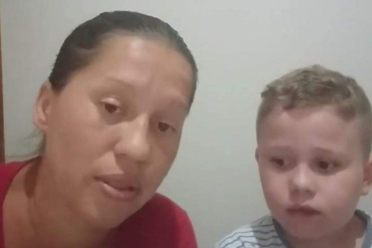 Mãe Milena e o garoto Felipe Henrique da Silva em live de um sorteio de rifa para ajudar no tratamento do garoto