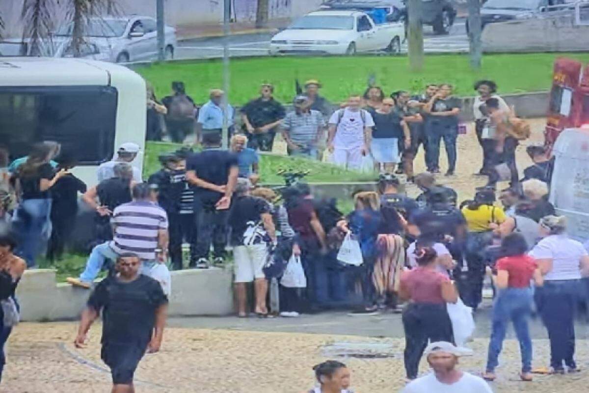O acidente despertou a atenção de dezenas de curiosos na praça do TCI em Piracicaba 
