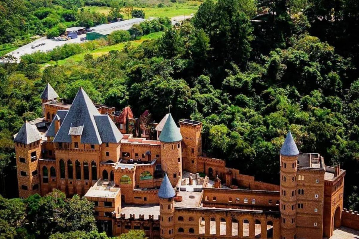 Complexo de castelos medievais em São José
