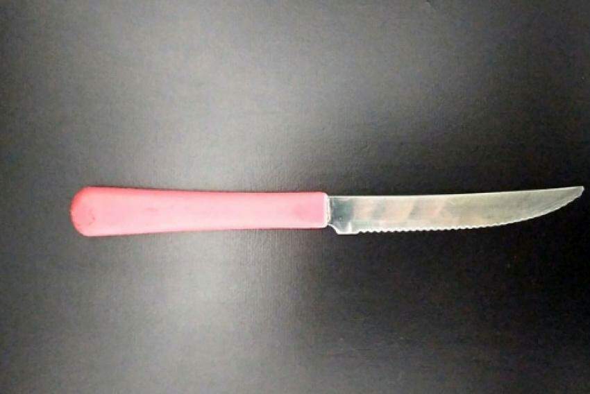 A faca foi apreendida pela autoridade policial do Quinto Distrito.