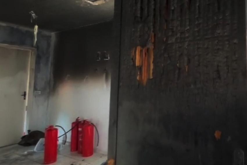O fogo destruiu o apartamento em que a mãe morava com seus três filhos.