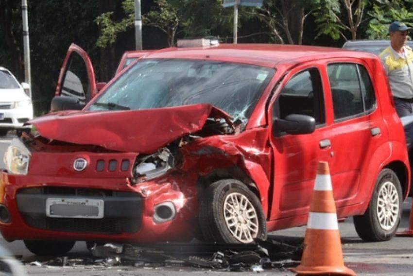 Com o impacto, a frente do Fiat Uno ficou destruída, ferindo um casal.