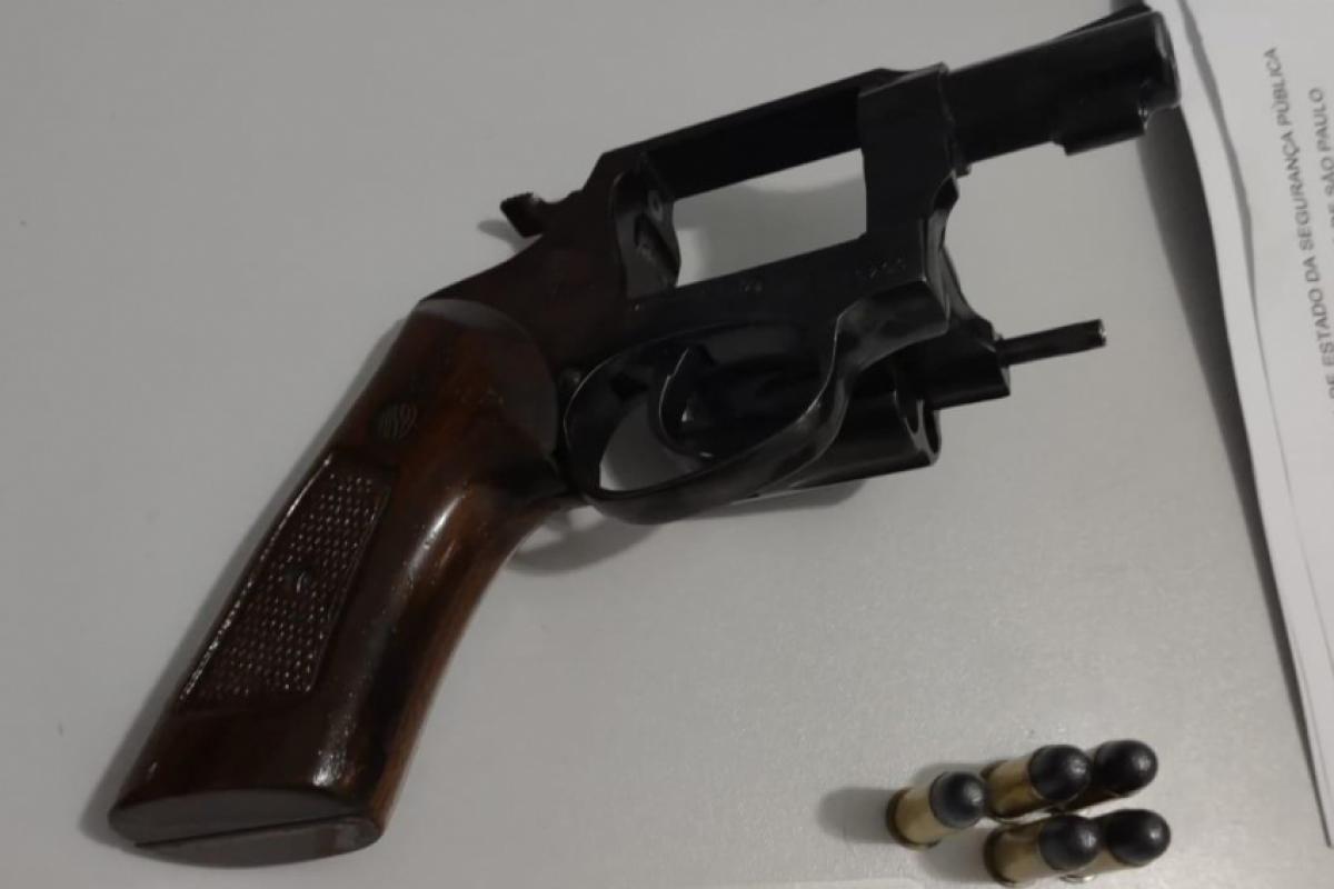 Revólver e munições foram aprendidos