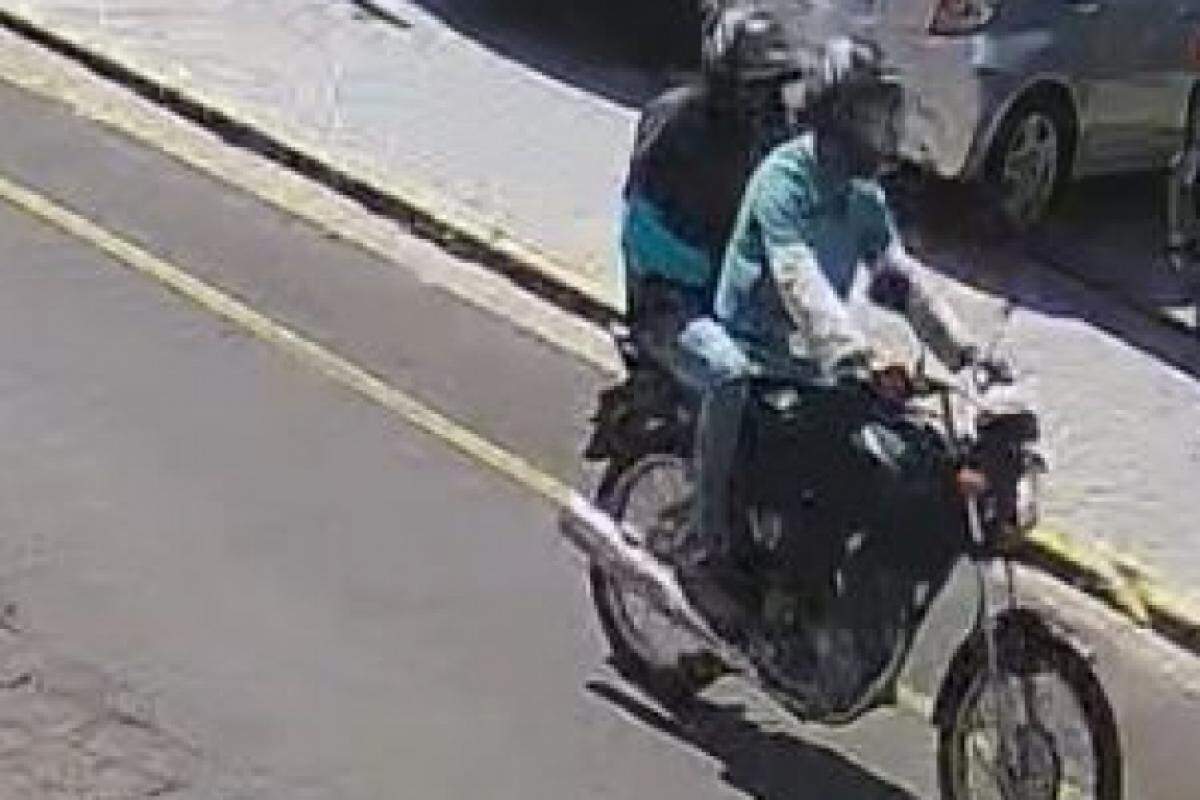 Imagens das câmeras de segurança flagraram a dupla na motocicleta 