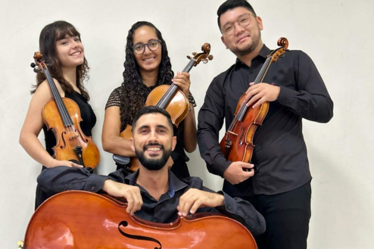 O quarteto formado por Daniel Saito, 1º violino, Geovana Costa, 2º violino, Jéssica Paganuci, na viola de arco e o violoncelista é Silvio Decimone
