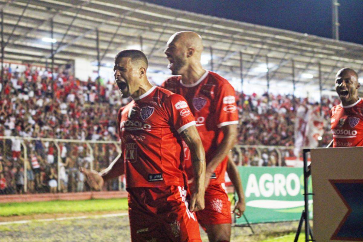 Vinícius Bala, em comemoração de gol ao lado de Carlão, com Alfredão lotado no ano passado