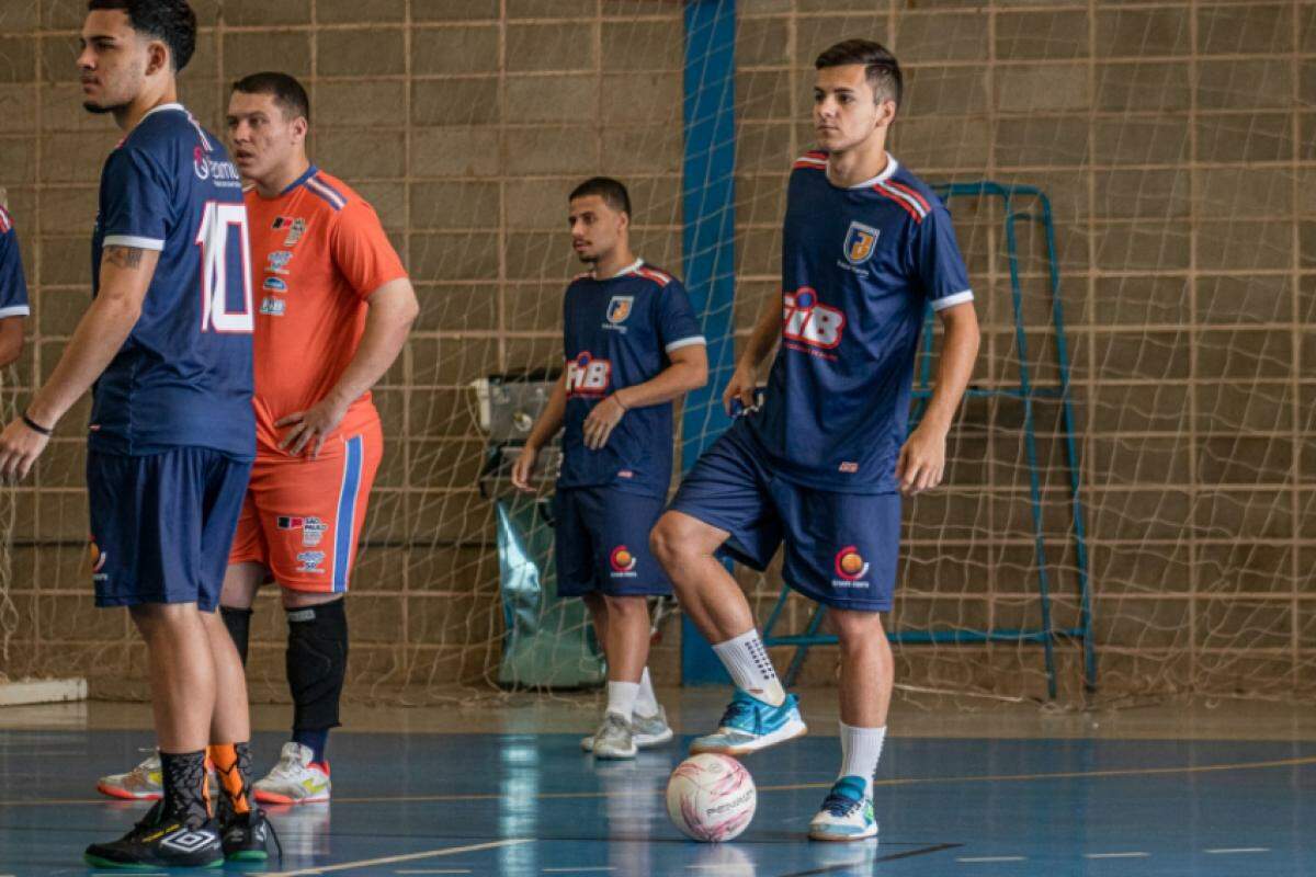 Atletas do Futsal Bauru FIB Facimus durante treinamento