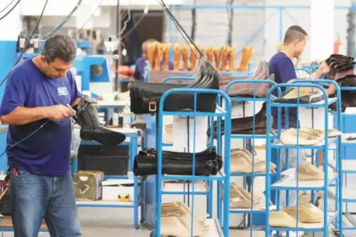 Funcionário trabalhando na fabricação de botas e outros modelos