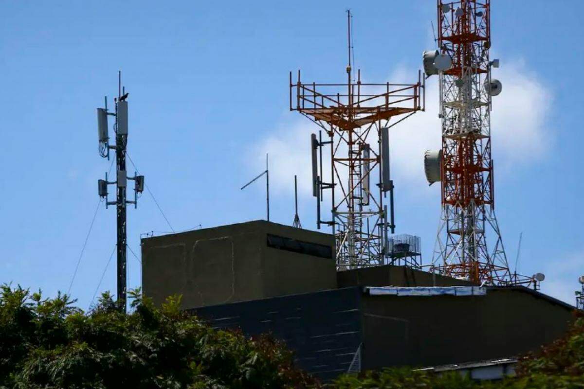 As torres que transmitem a frequência 3,5 GHz aos poucos são implantadas nas cidades