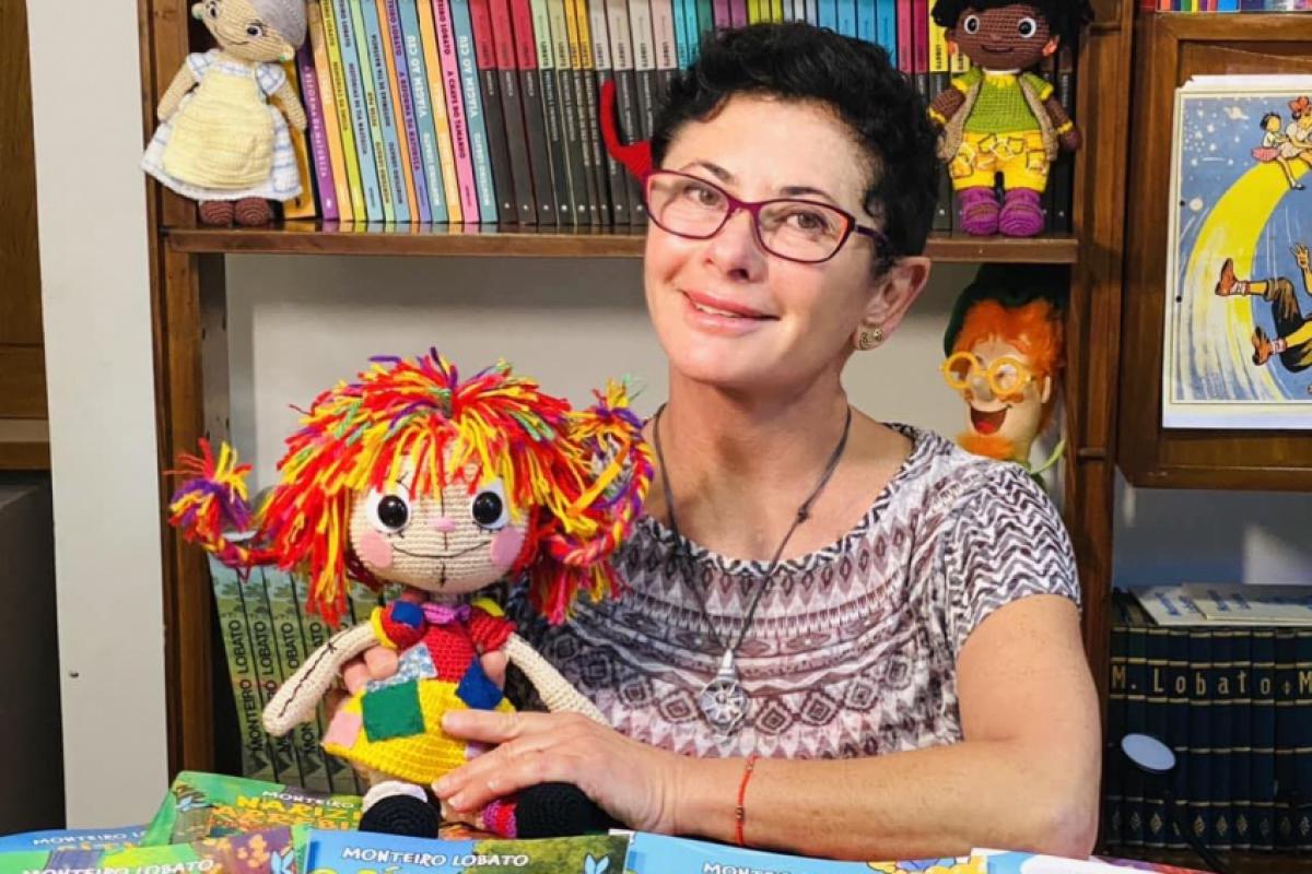 Cleo Monteiro Lobato com uma boneca de Emília