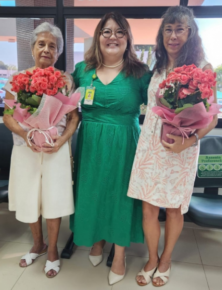 A esposa Maria Lúcia e a filha Adriana receberam flores da médica Tatiana Nakandakare