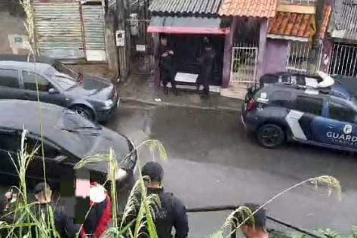 GMs conduzem um dos presos até a viatura, no São Camilo