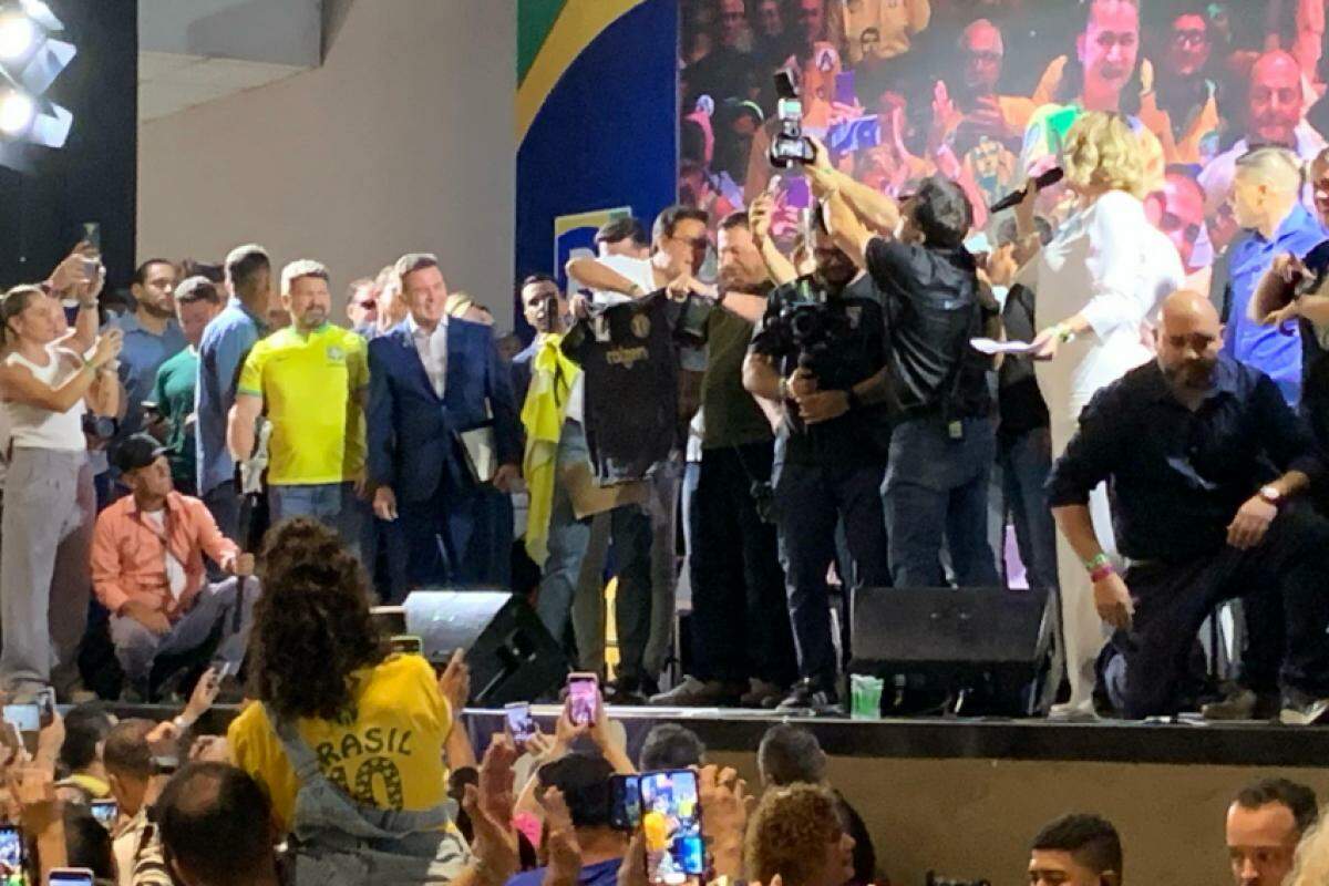 Bolsonaro vestiu a camisa do XV de Piracicaba que ganhou de presente