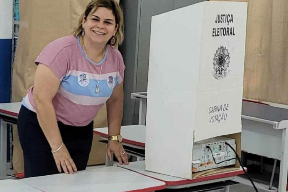 Flávia foi afastada do cargo numa votação que terminou em 7 a 3, pela sua cassação