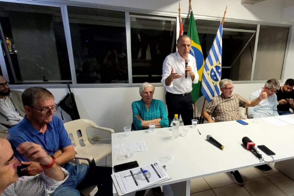 Cury discursando durante a reunião do PSDB