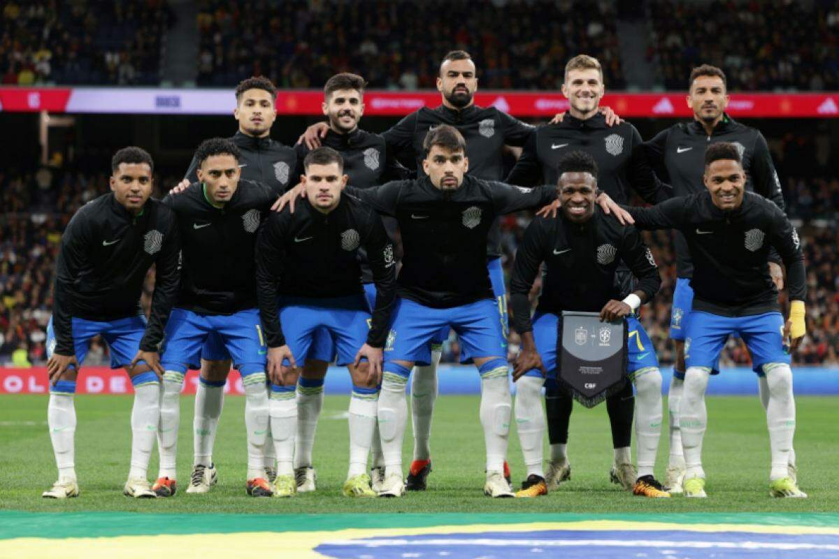 Os jogadores da Seleção usaram a peça durante a execução do hino dos dois países e também na hora da foto oficial da equipe