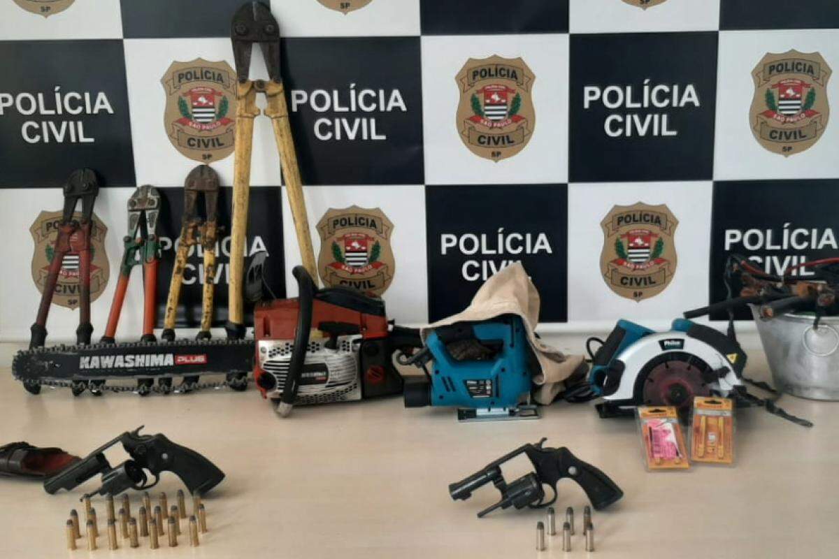 Duas armas, ferramentas e celulares foram apreendidas pelos policiais