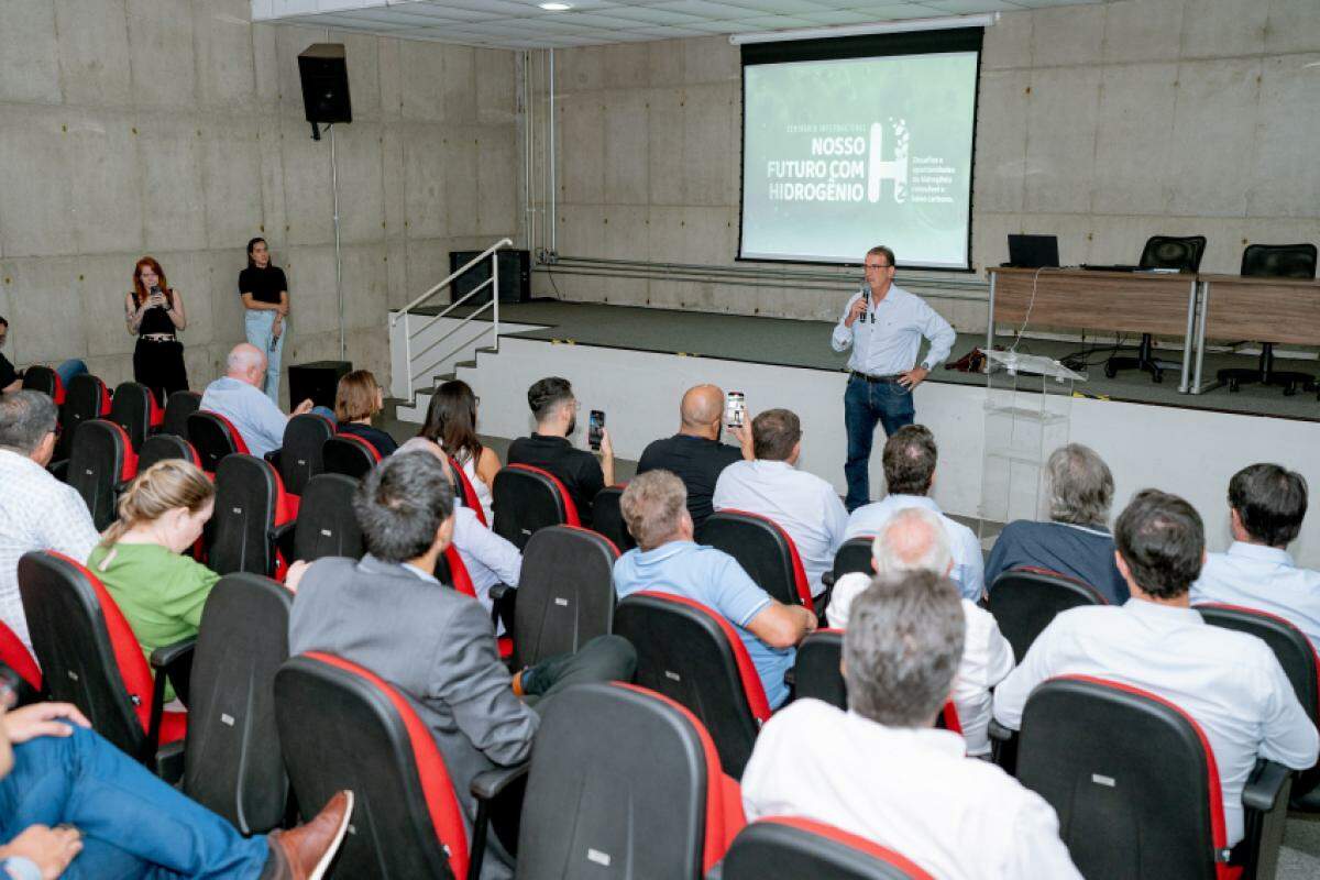 Prefeito Luciano Almeida durante apresentação da programação do seminário no Parque Tecnológico
