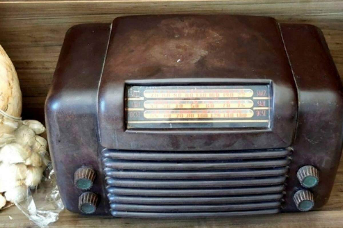 O homem usava o belo rádio antigo como esconderijo para o haxixe  