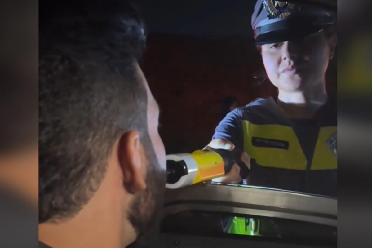 Gusttavo Lima durante blitz contra motoristas que dirigiram alcoolizados 