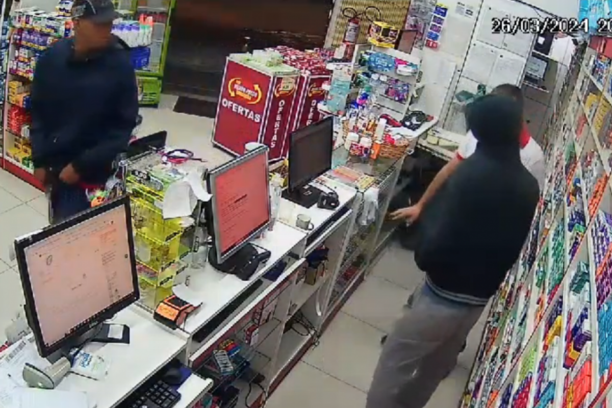 Câmeras de segurança registraram assalto em farmácia de Sumaré