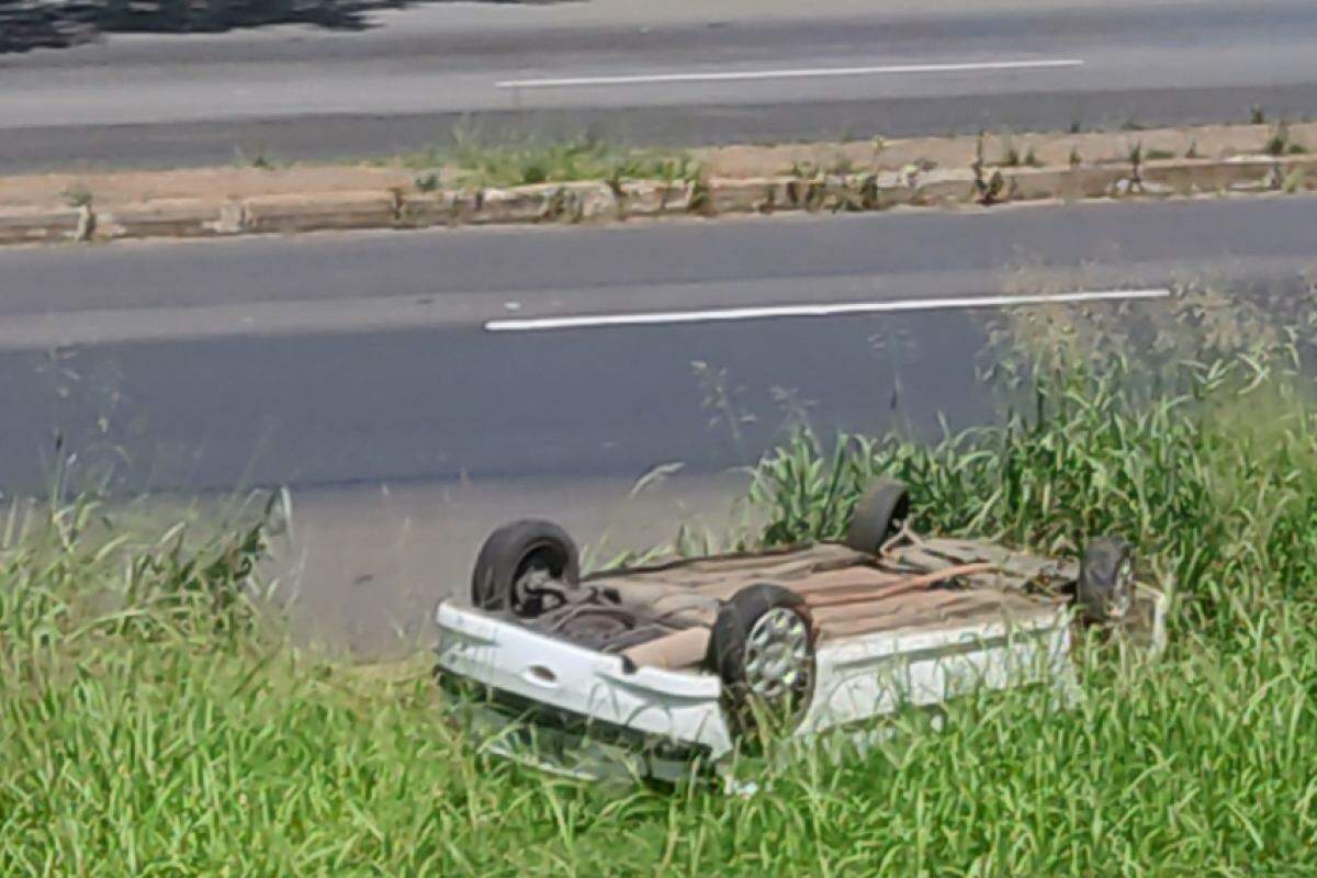 O veículo Peugeot parou no gramado ao lado da rodovia  
