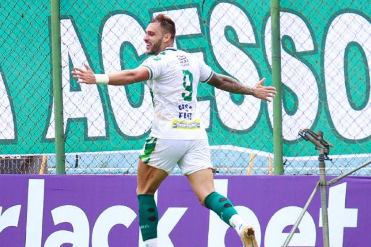 Bruno Henrique comemora seu quinto gol com a camisa da Francana, neste domingo
