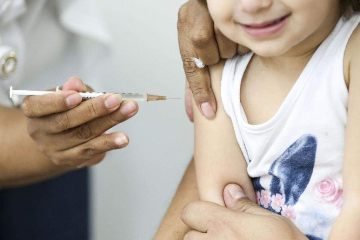 A prevenção dessas doenças pode ser feita com a vacinação, que está prevista no calendário das crianças e disponível em todas as UBS e USF