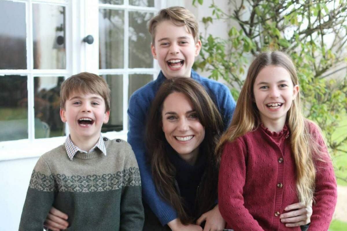 Kate Middleton  em foto ao lado dos filhos