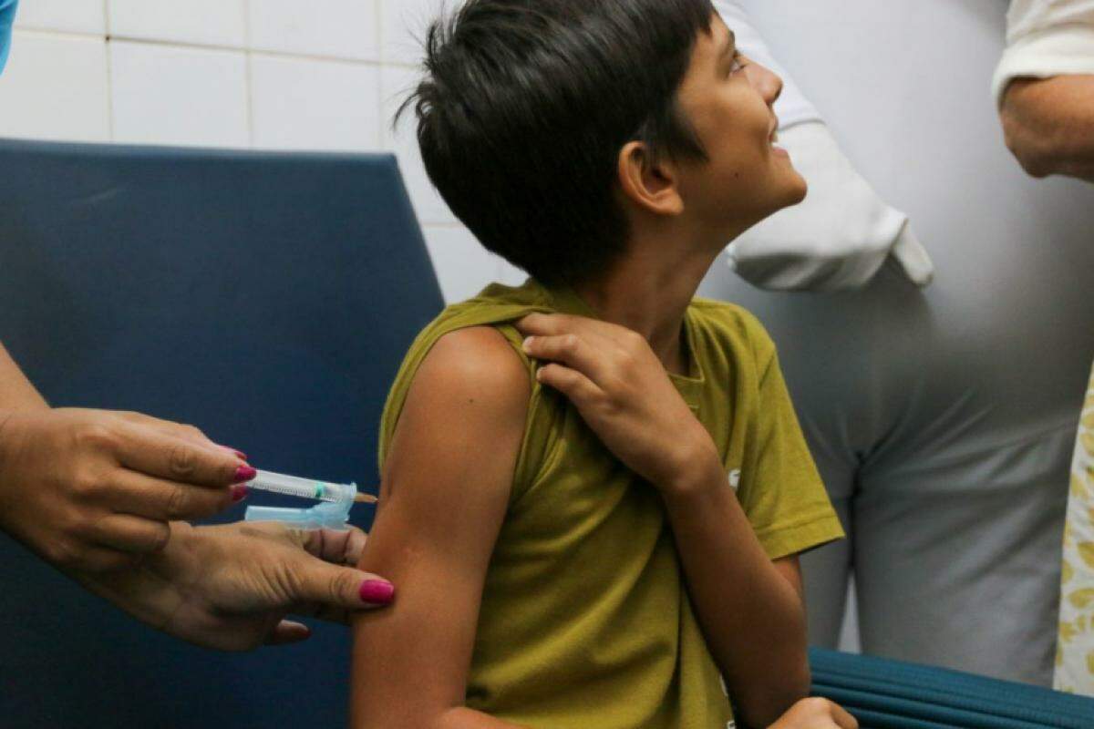 Criança sendo vacinada contra a dengue