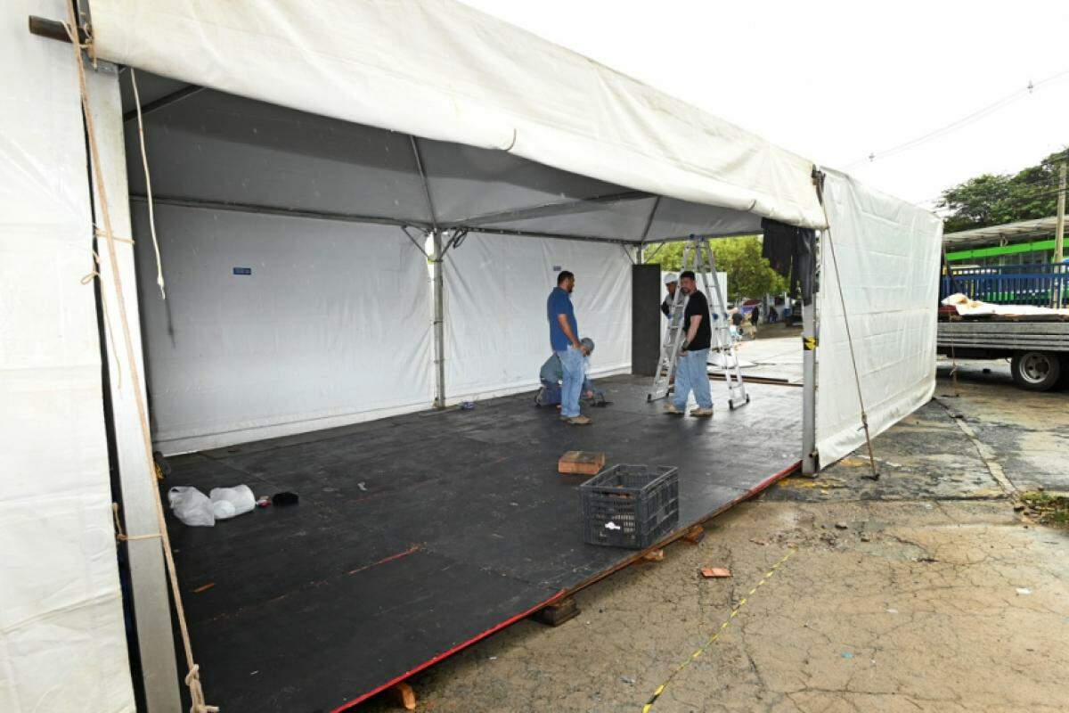 Pacientes serão atendidos em um espaço temporário formado por tendas