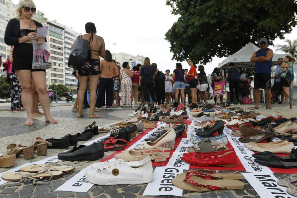 Protesto com pares de sapato, em Copacabana, representa mulheres vítimas de feminicídio
