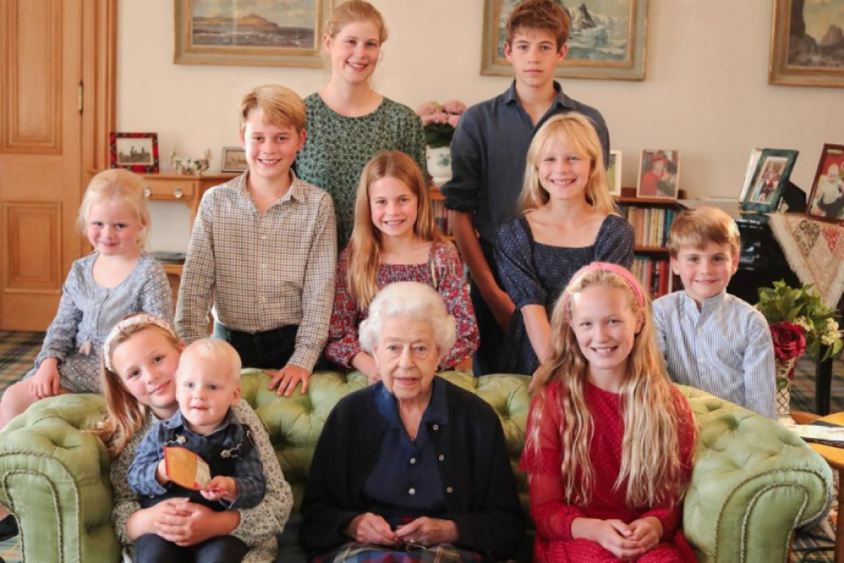 Foto, com a rainha sentada num sofá e cercada por dez de seus netos e bisnetos, foi tirada no palácio de Balmoral, na Escócia, em agosto de 2022