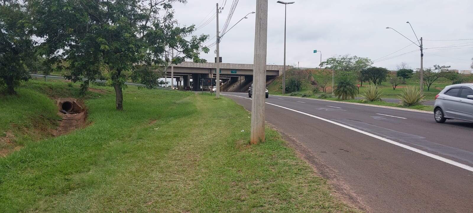 Ausência de calçada na Nações Undas, altura do viaduto da Marechal Rondon