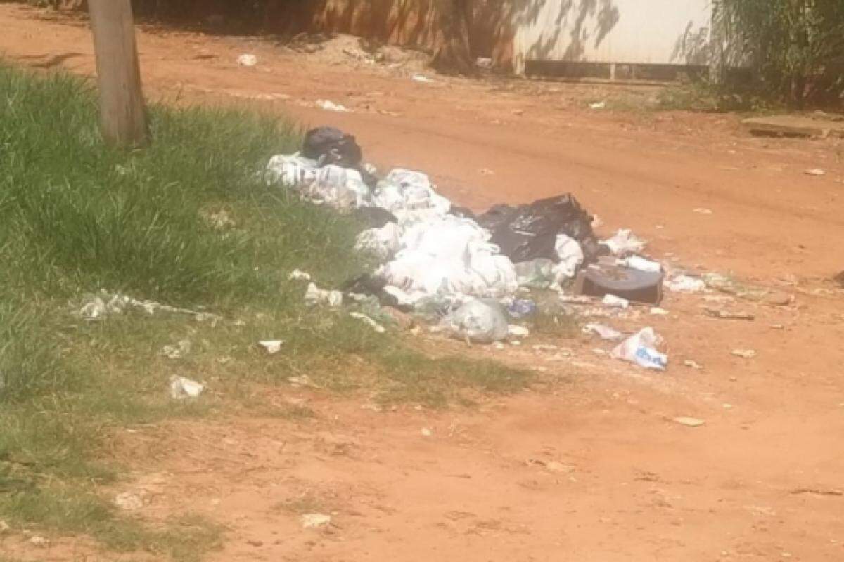 Rua Reginaldo Anderson Rosão, no Pousada da Esperança II, acumulava lixo desde quarta passada, informam leitores
