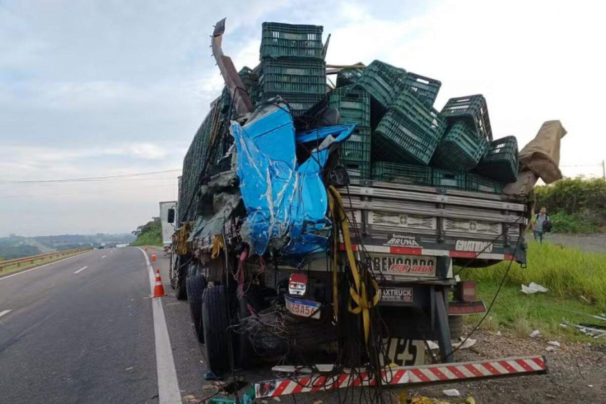 Colisão espalhou carga de manga pelo acostamento da Rodovia SP-340, em Jaguariúna