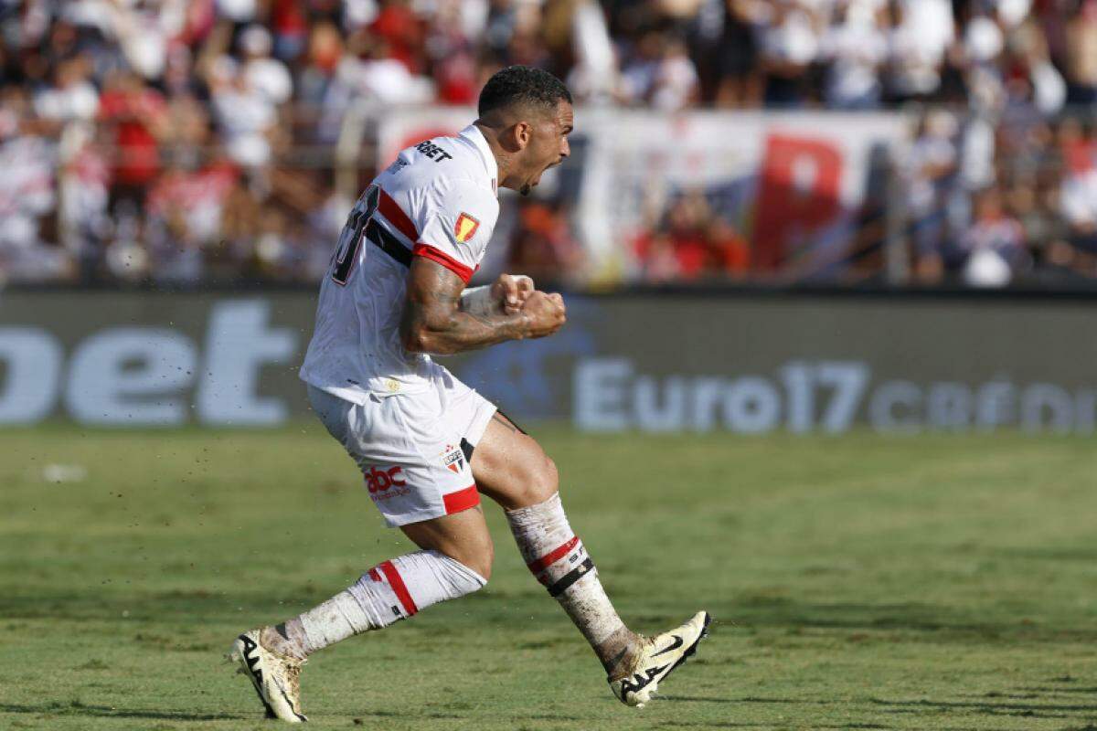 Ferreira comemora o gol contra o Ituano