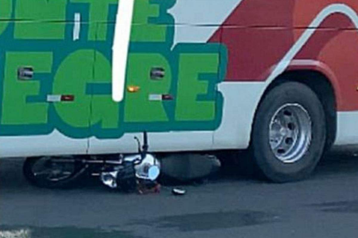 A colisão entre a moto e o ônibus ocorreu na avenida Primavera