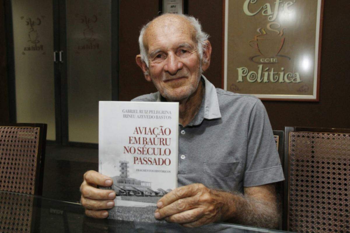 Irineu Azevedo Bastos em conversa com o JC no Café com Política sobre um de seus livros 