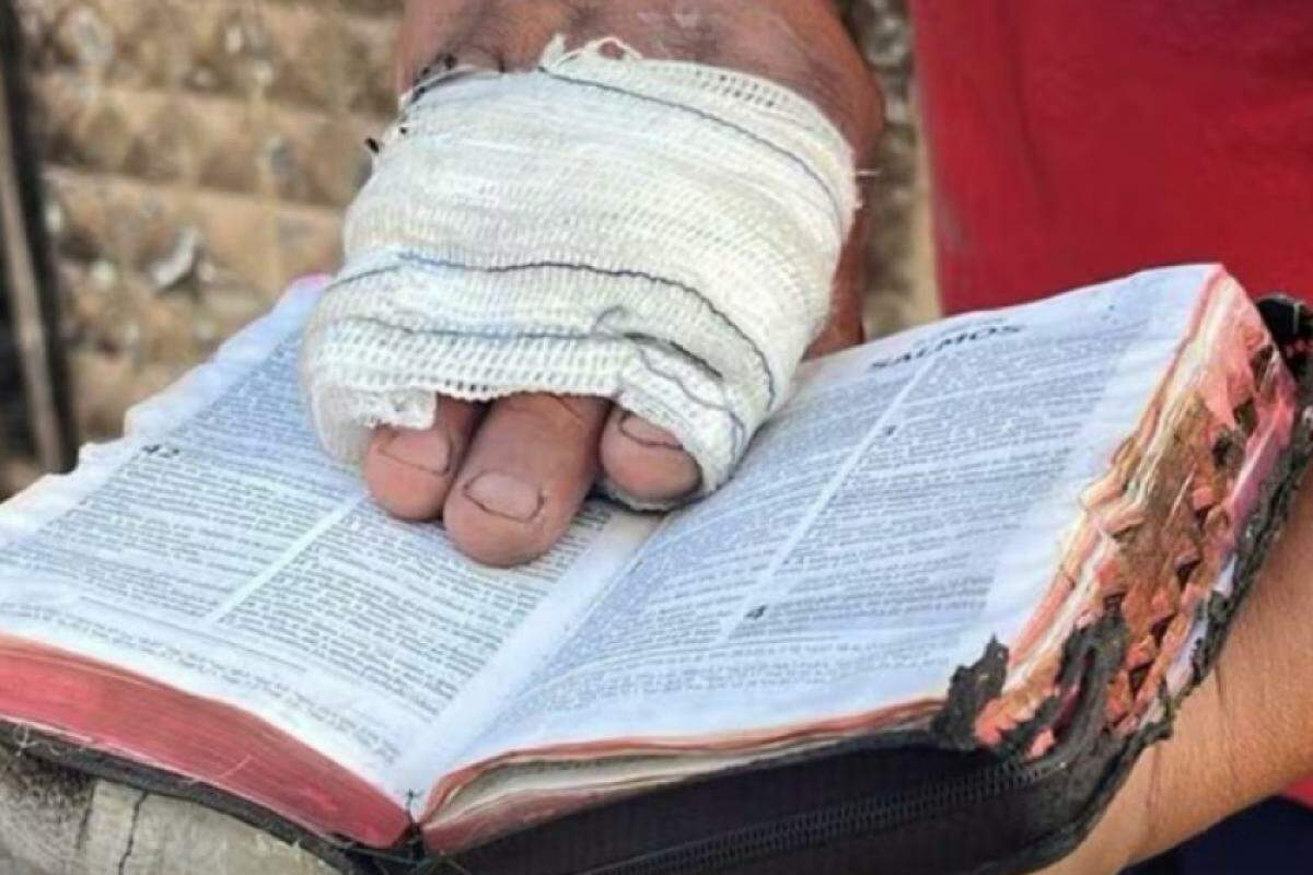 Josué com a mão ferida sobre a Bíblia