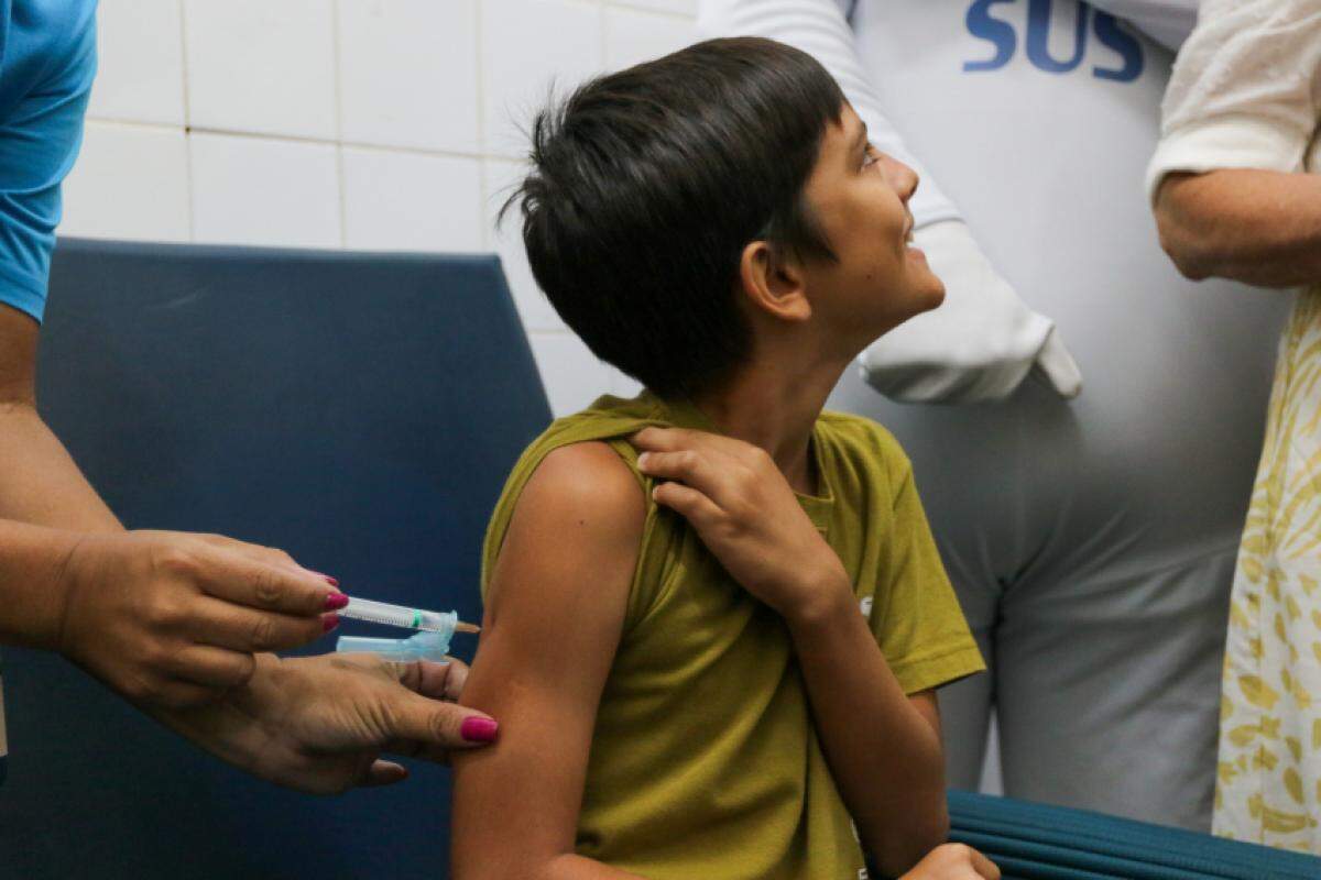 Criança é vacinada contra a dengue em Brasília