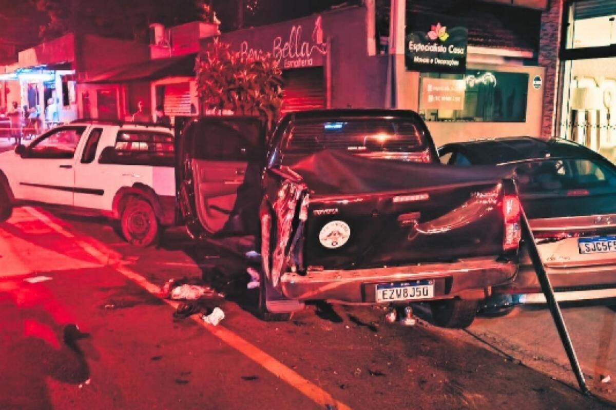 Durante a fuga, os ladrões colidiram a Hilux com outros veículos na avenida São Paulo 