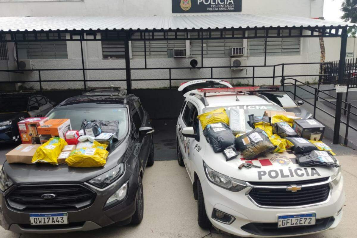 Veículo e produtos recuperados pelos policiais