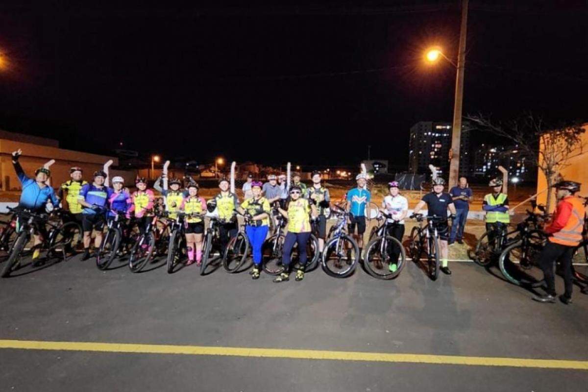 Participantes de edição passada do Passeio Ciclístico Noturno 